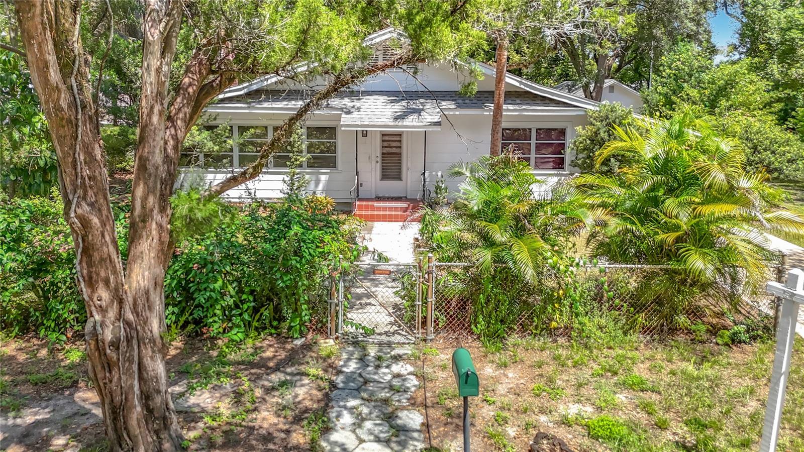 1304 E DIANA STREET