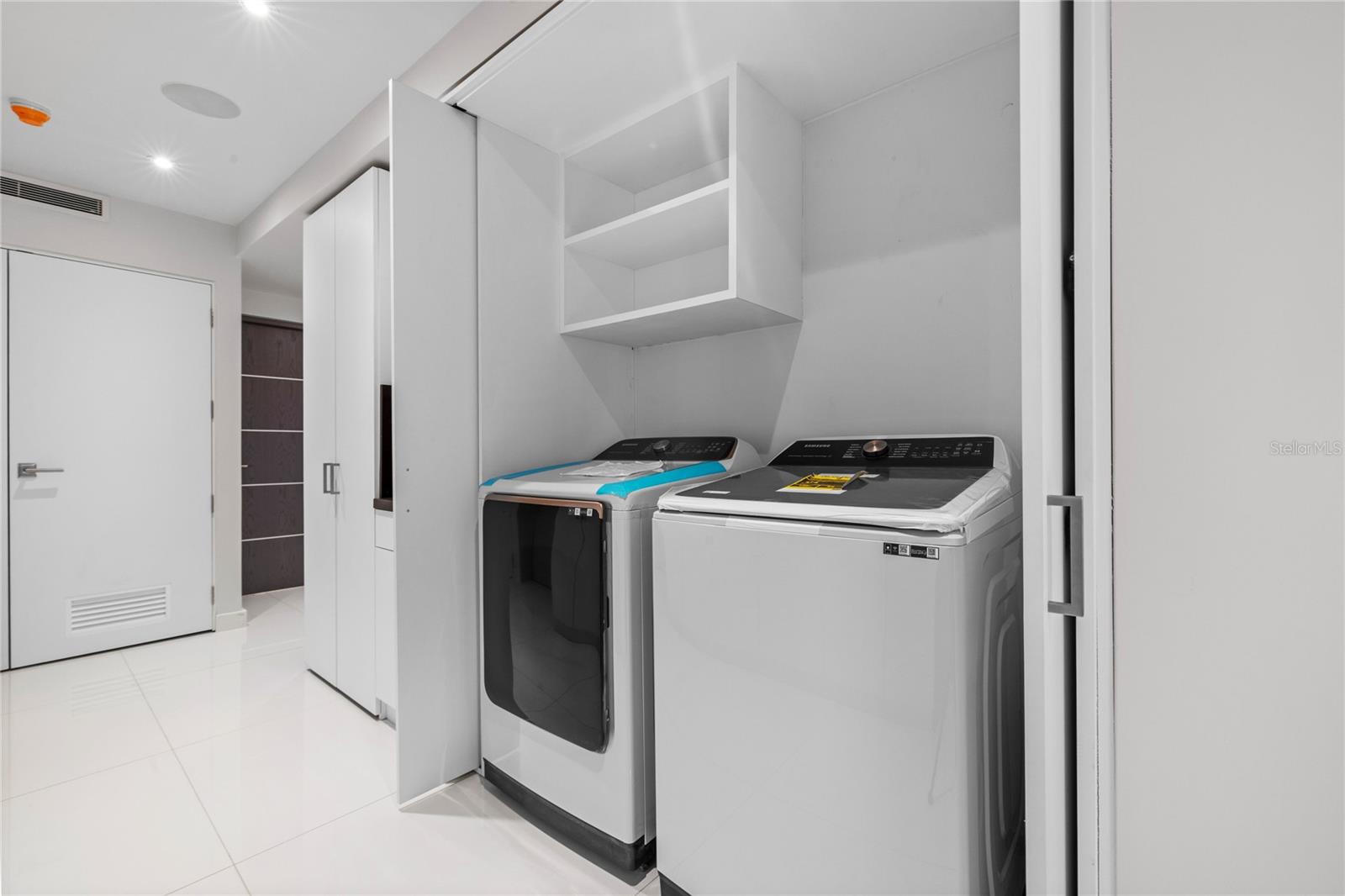 EL PLAZA CONDOMINIUM - Residential