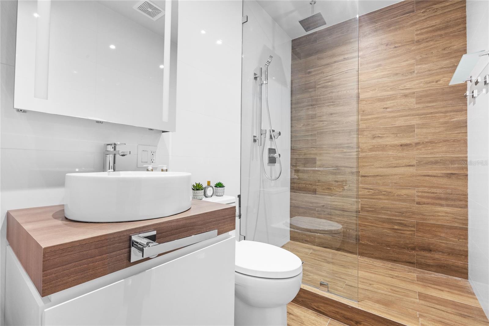 EL PLAZA CONDOMINIUM - Residential