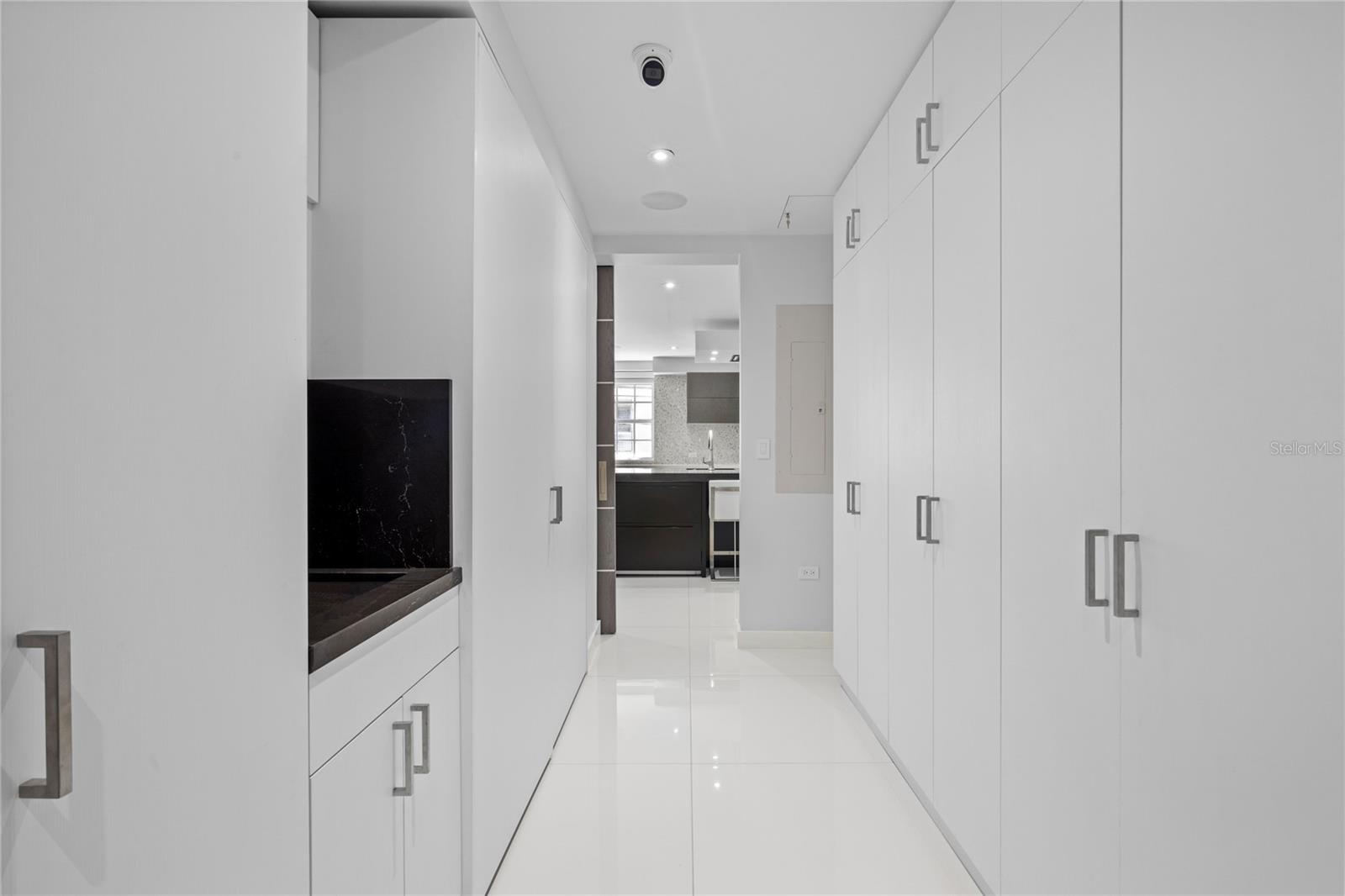 EL PLAZA CONDOMINIUM - Residential