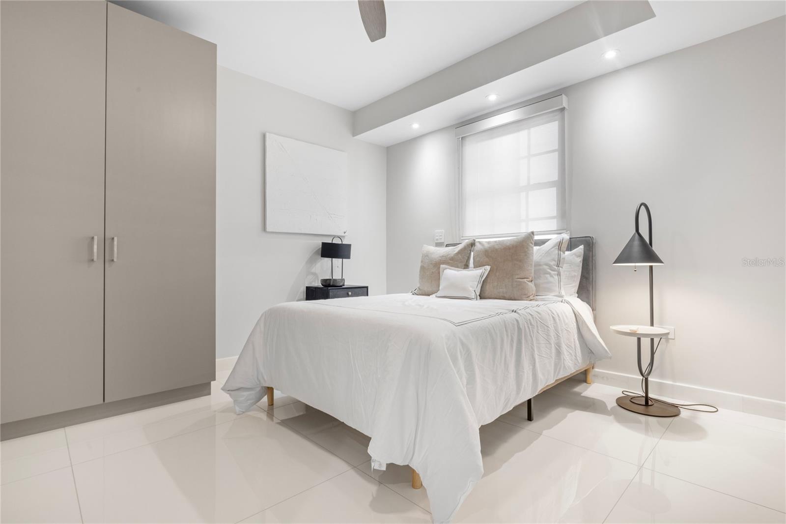 EL PLAZA CONDOMINIUM - Residential