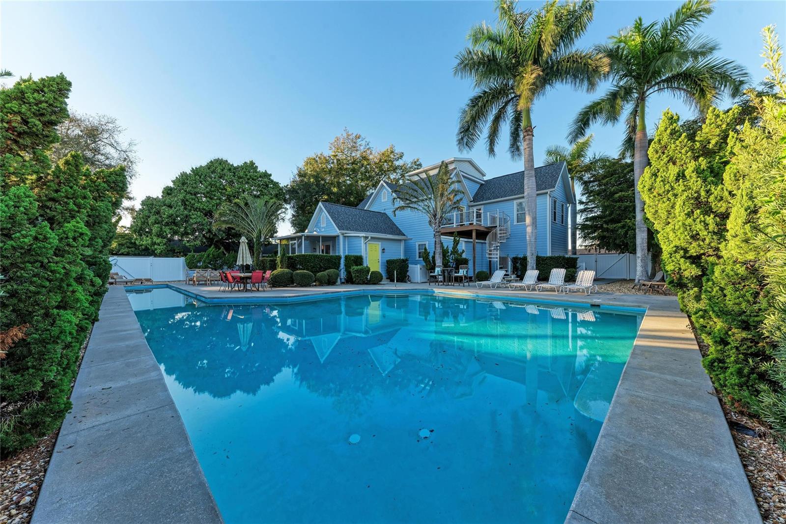 MAPLE COURT - Residential