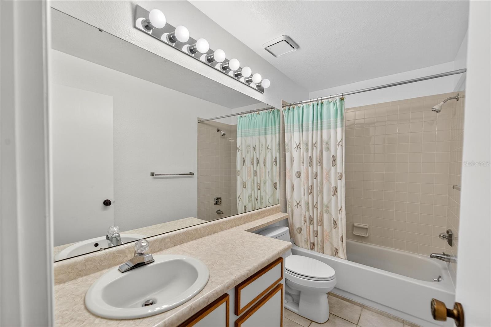 COUNTRY HILLS UNIT ONE E - Residential