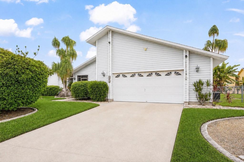 Photo of 4903 SW 11th Place, Cape Coral, FL 33914 (MLS # A4701029)