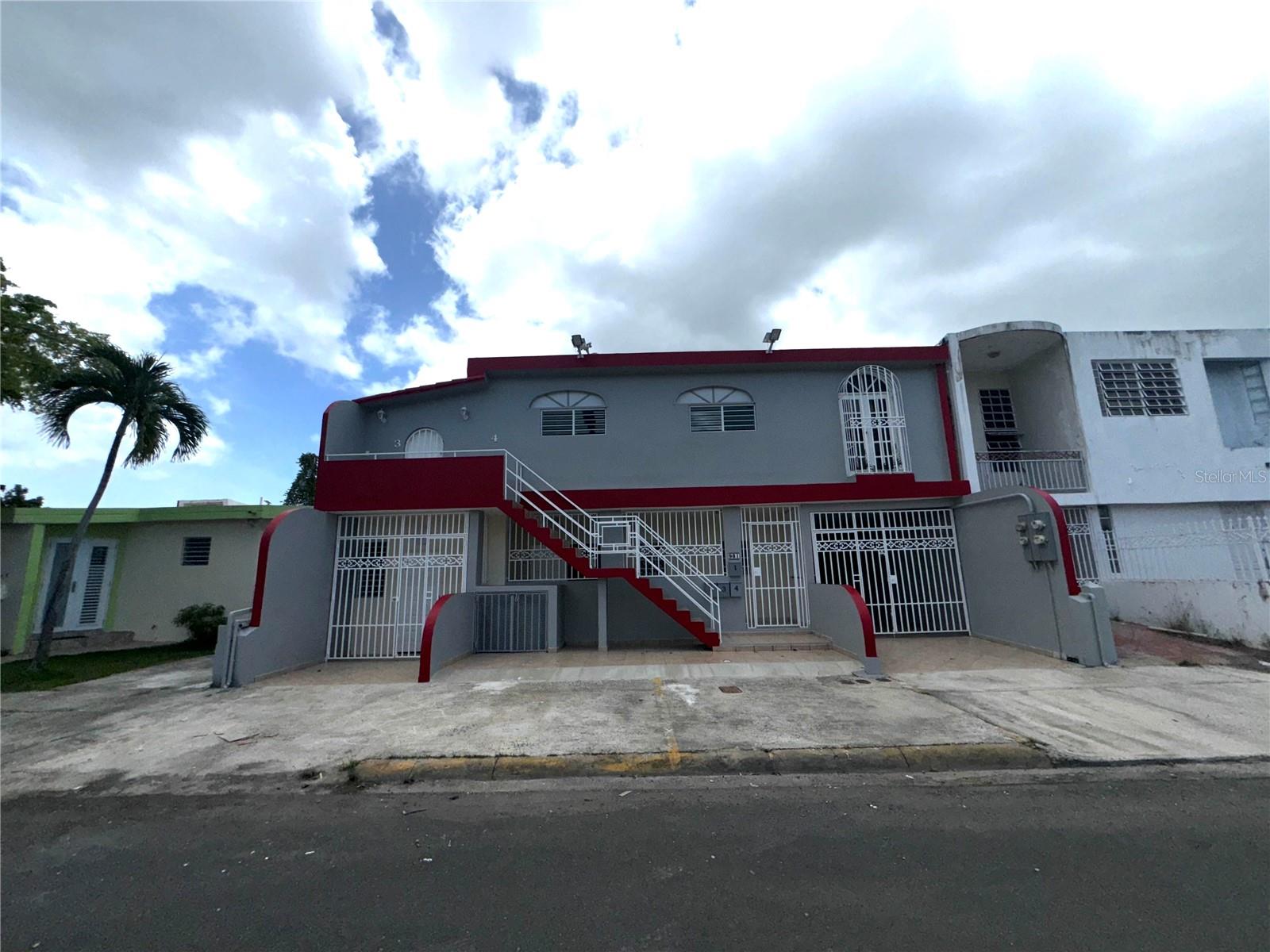Spacious apartment with parking in the San Juan area. Hospitals, shopping centers, universities and main roads less than 10 minutes away! Includes 3 split unit air conditioners and its own laundry area. Garage for 2 cars. Water and electricity is not included.