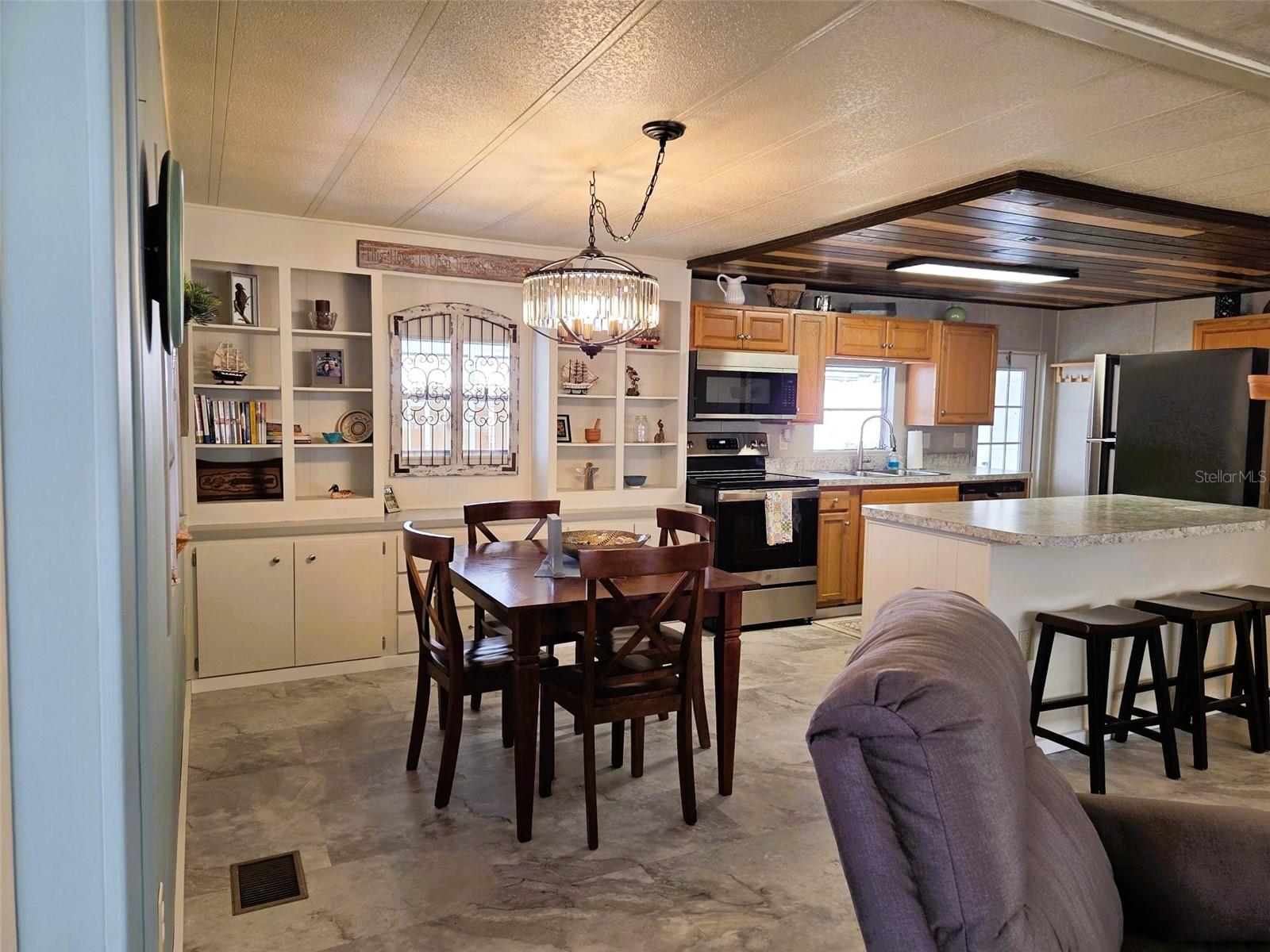 OAKWOOD MANOR - Residential