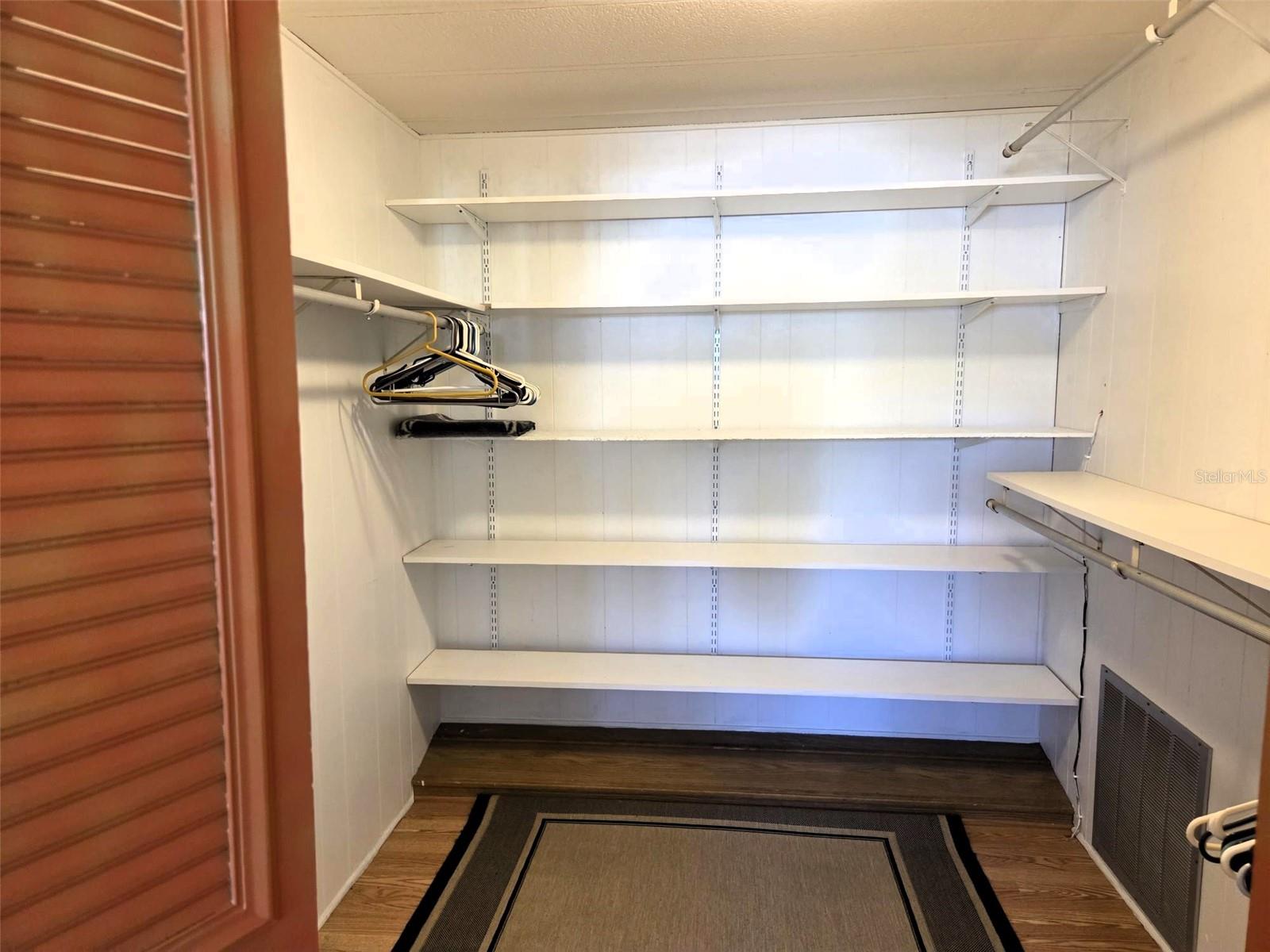 OAKWOOD MANOR - Residential