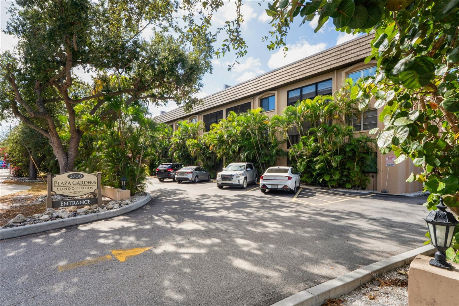 PLAZA GARDENS - Residential