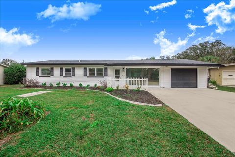 A home in LAKE WALES