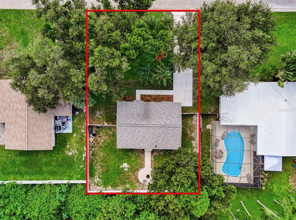 Photo of 327 Barbara Circle, Belleair, FL 33756 (MLS # S5156453)
