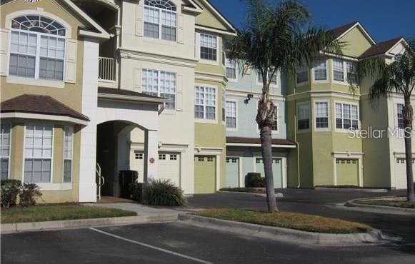 Charming 1-bedroom, 1-bathroom condo located in the desirable Grand Reserve at Kirkman Parke, a gated community with 24-hour security. This ground-floor unit features a functional layout with a fully equipped kitchen and in-unit laundry.
The community offers resort-style amenities including a swimming pool, tennis court, fitness center, clubhouse, and playground.
Ideally situated near Valencia College (West Campus), Universal Studios, Millenia Mall, major highways (I-4, 408, Turnpike), restaurants, and shopping.
Pets are not allowed. A great opportunity to live in a well-located and secure community in Orlando.