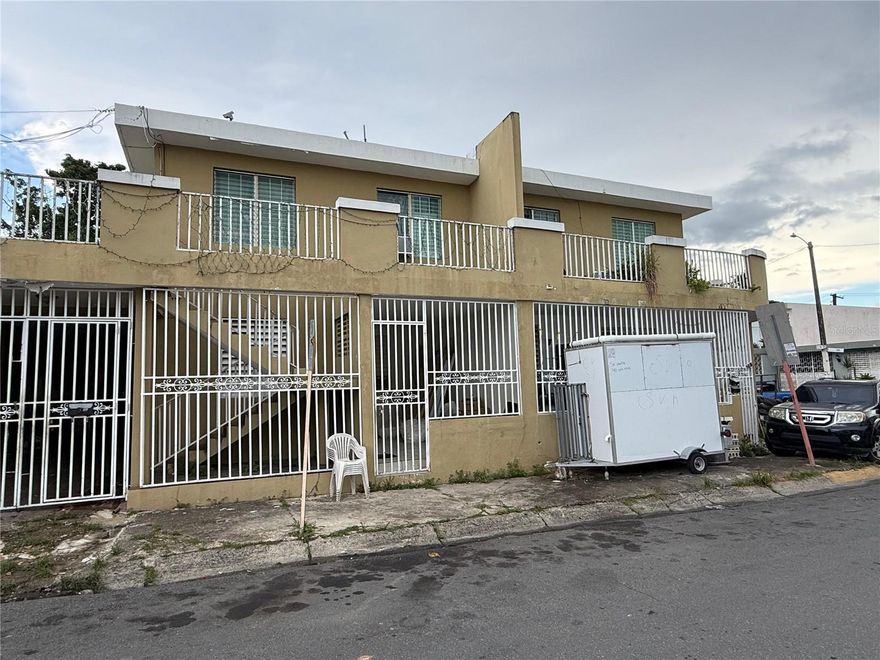 Great investment opportunity! This 10-unit multifamily property is located on a corner lot within an open gated community in the highly desirable San Juan area.
The property features a solid structure with plenty of potential, though it does need maintenance and updates. Currently, 4 of the 10 units are occupied by tenants, offering immediate rental income.
With its excellent location and strong rental demand, this is a perfect project for investors looking to add value and grow their portfolio.