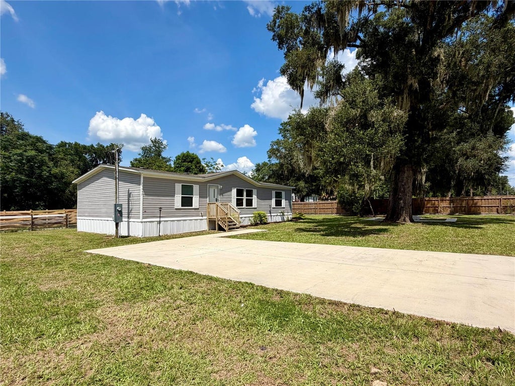 Photo of 11057 SE 132nd Place, Ocklawaha, FL 32179 (MLS # R4911816)