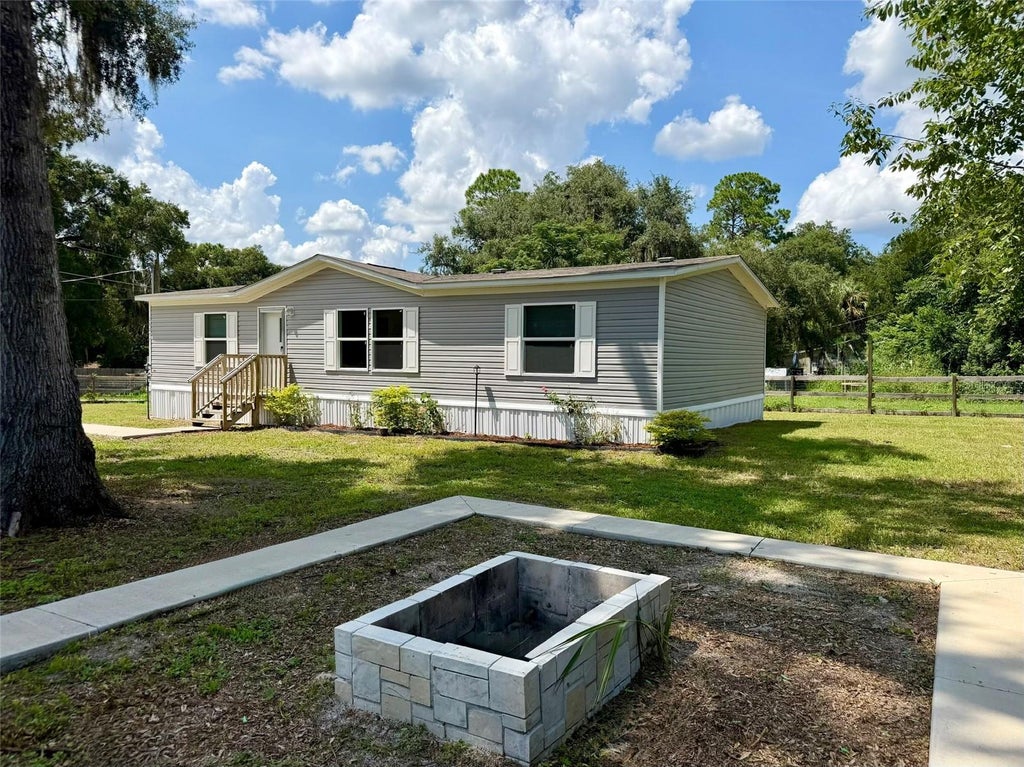 Photo of 11057 SE 132nd Place, Ocklawaha, FL 32179 (MLS # R4911816)