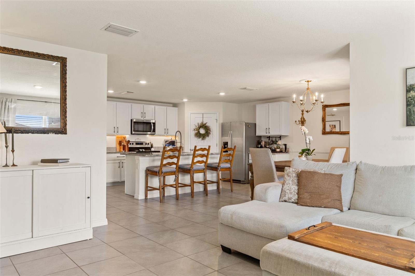 TRIUMPH SOUTH PH 1 - Residential