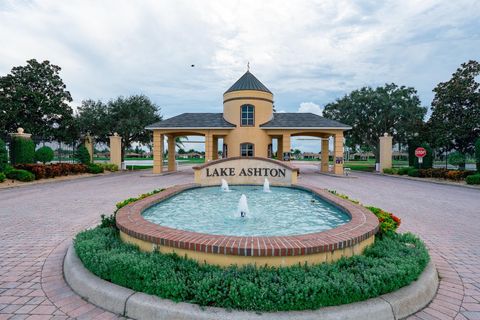 A home in LAKE WALES