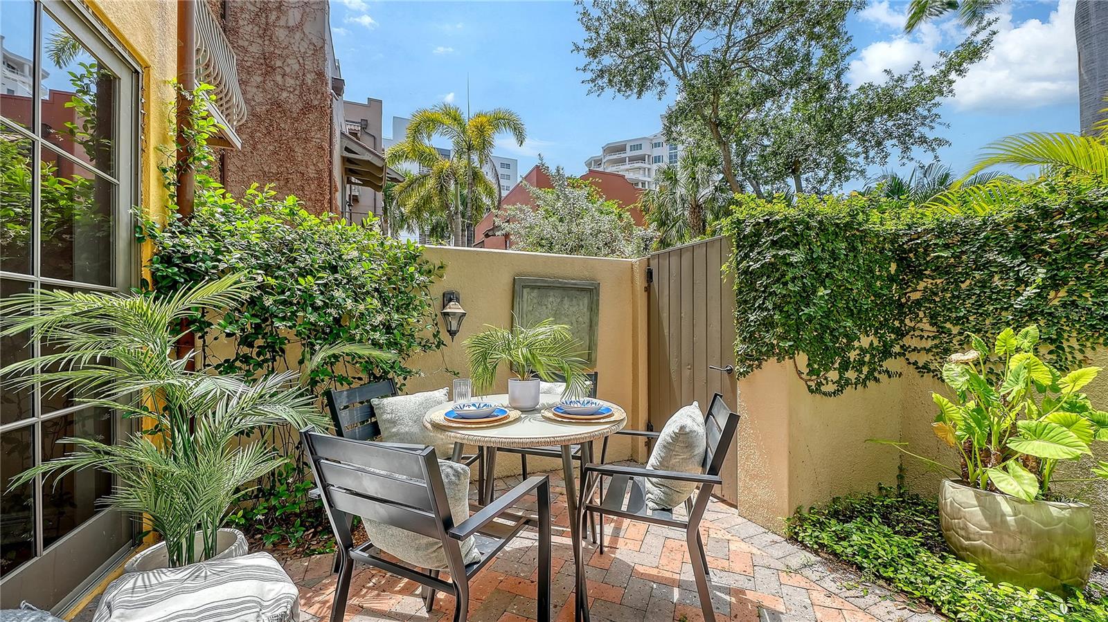 BURNS COURT VILLAS - Residential