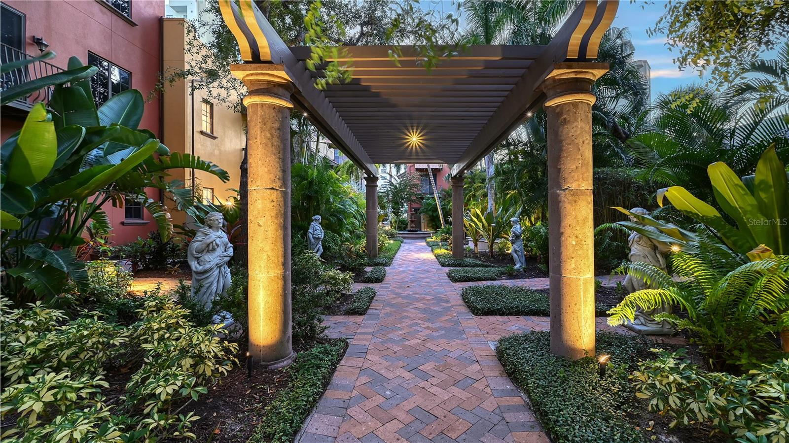 BURNS COURT VILLAS - Residential