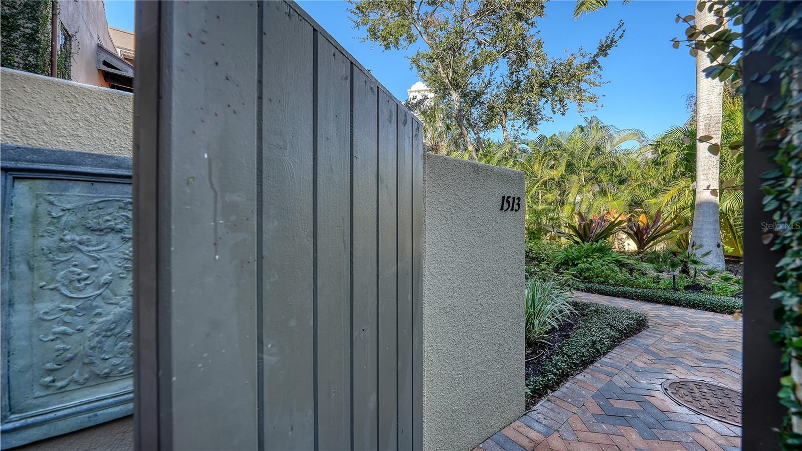 BURNS COURT VILLAS - Residential