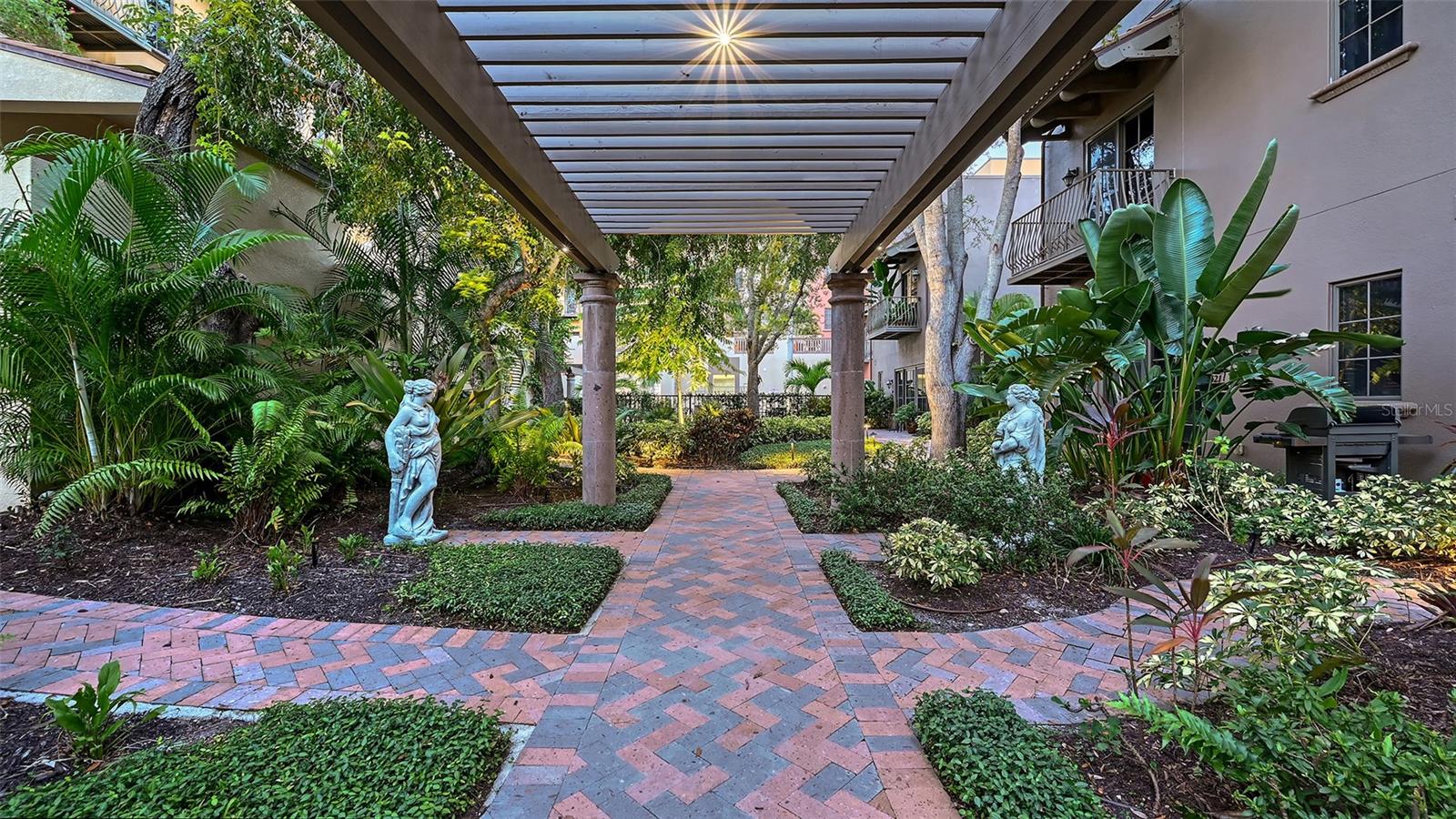 BURNS COURT VILLAS - Residential