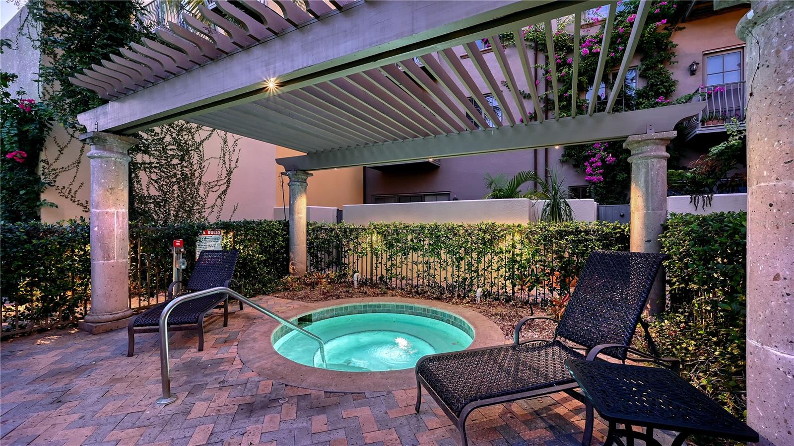 BURNS COURT VILLAS - Residential