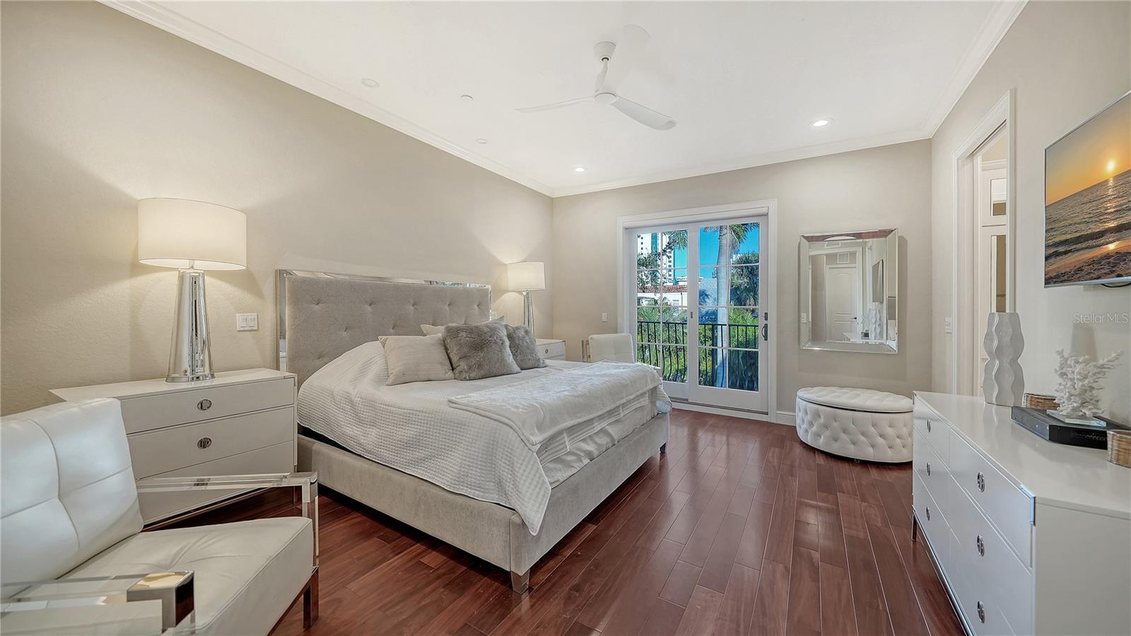 BURNS COURT VILLAS - Residential