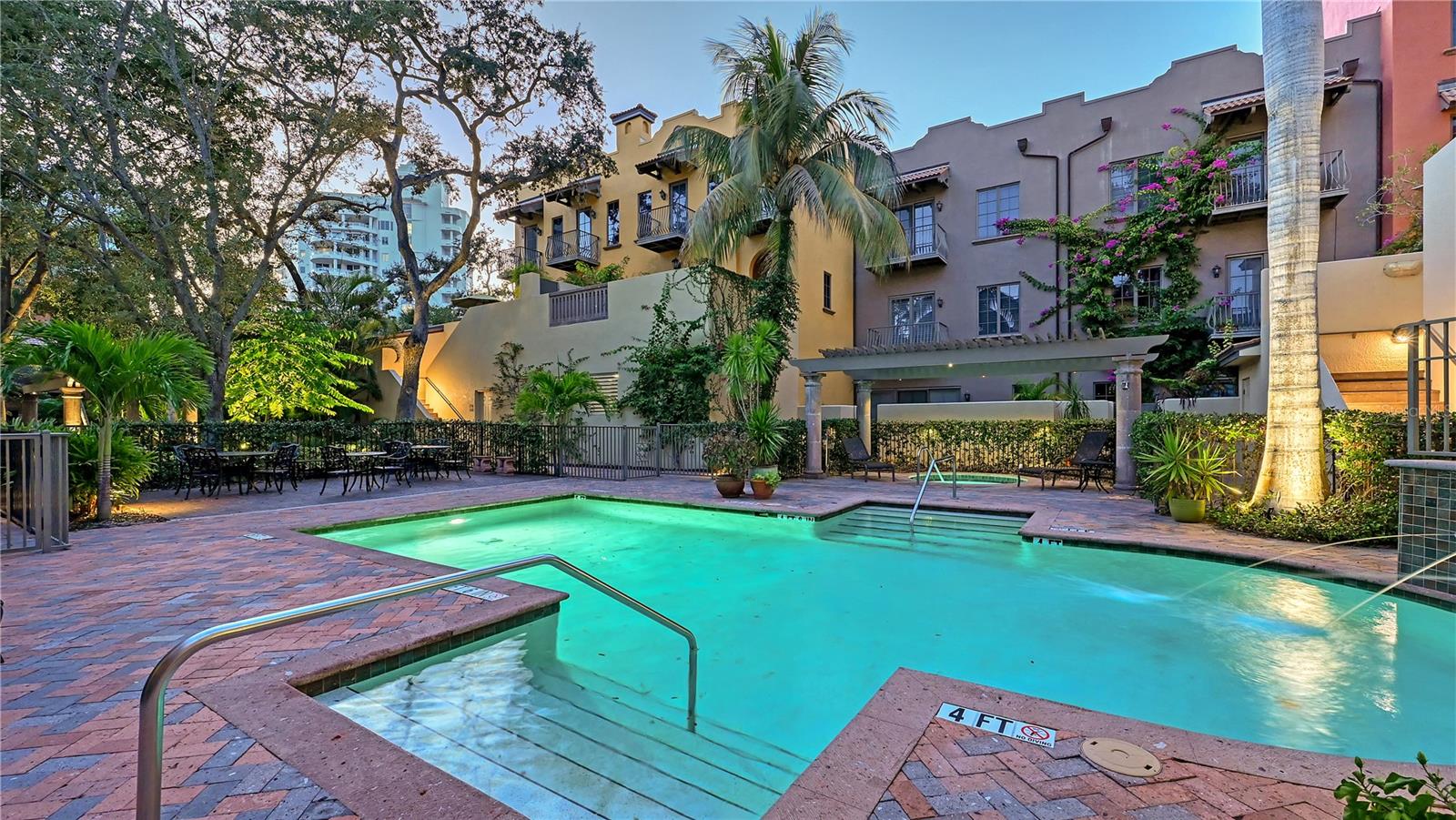 BURNS COURT VILLAS - Residential