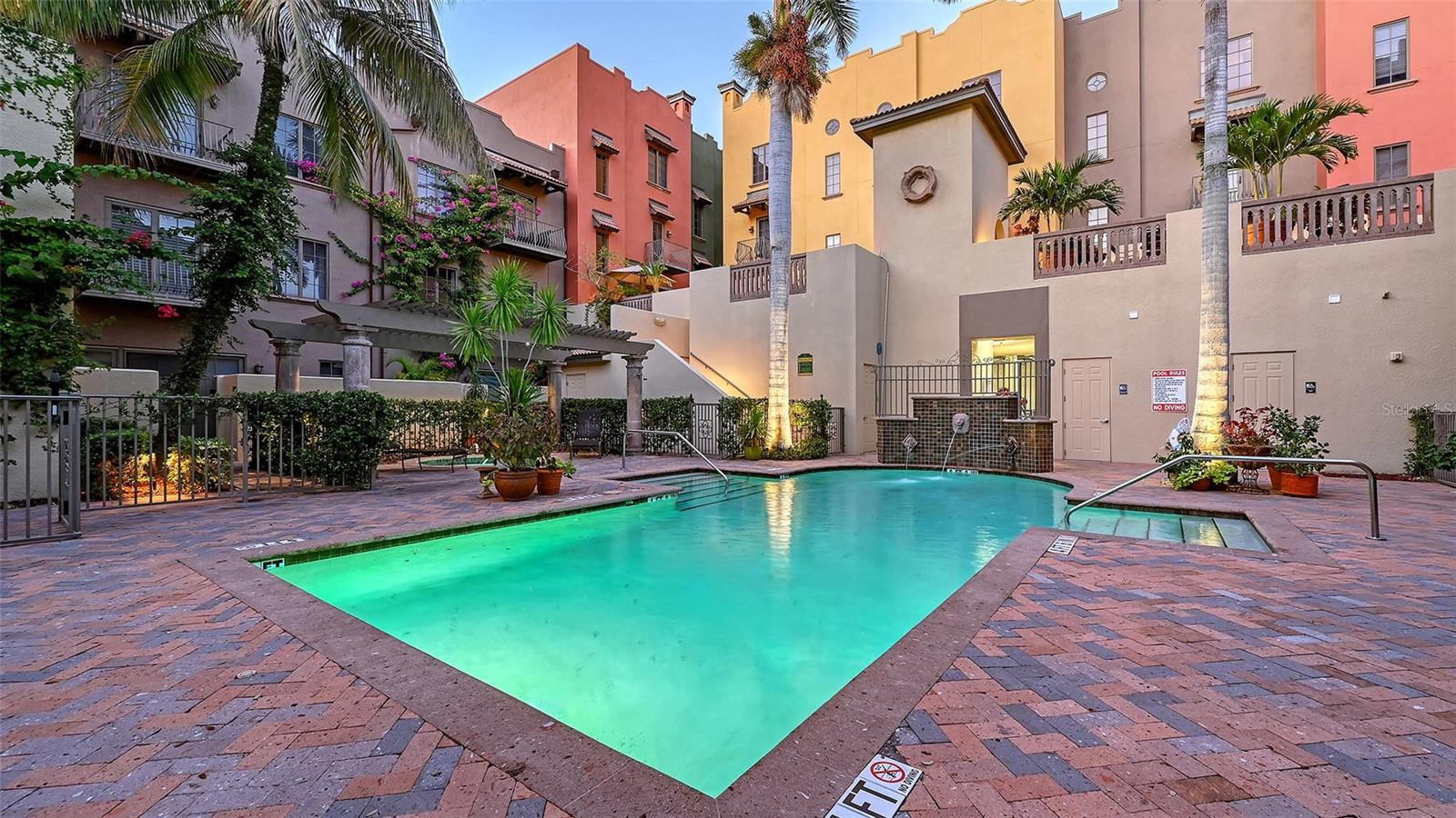 BURNS COURT VILLAS - Residential