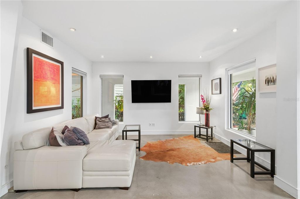 Photo of 6108 S Elkins Avenue, Tampa, FL 33611 (MLS # O6385926)