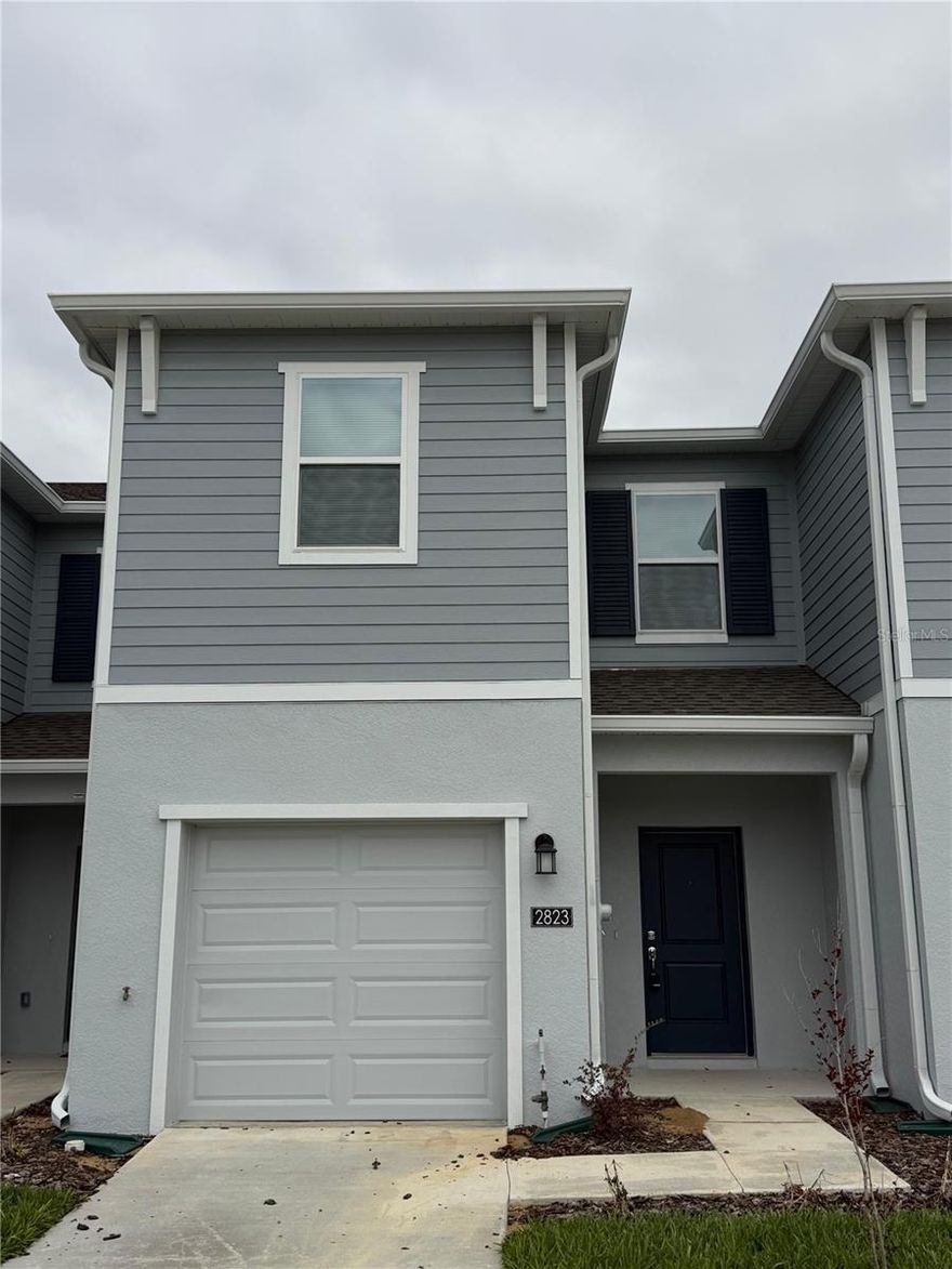 Beautiful two-story townhome featuring a modern open-concept layout. The first floor offers a spacious living, dining, and kitchen area with direct access to a covered patio, perfect for indoor-outdoor living.
The second floor includes a versatile loft, two secondary bedrooms, and a comfortable owner’s suite with a private bathroom.
Located in the desirable Brentwood community in Davenport, residents enjoy amenities such as a resort-style pool and playground. Conveniently situated near Posner Park for shopping, dining, and entertainment, as well as AdventHealth Heart of Florida. Easy access to Highway 27 and I-4 provides a quick commute to Orlando and nearby theme parks.
Don’t miss this great rental opportunity—schedule your showing today!