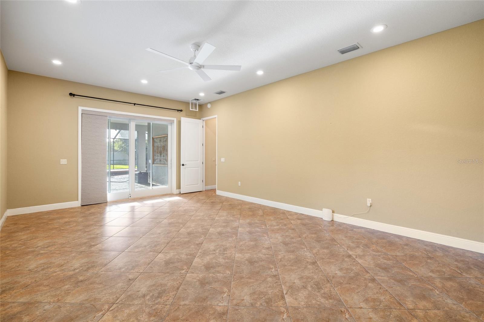 CRESCENT WOODS - Residential