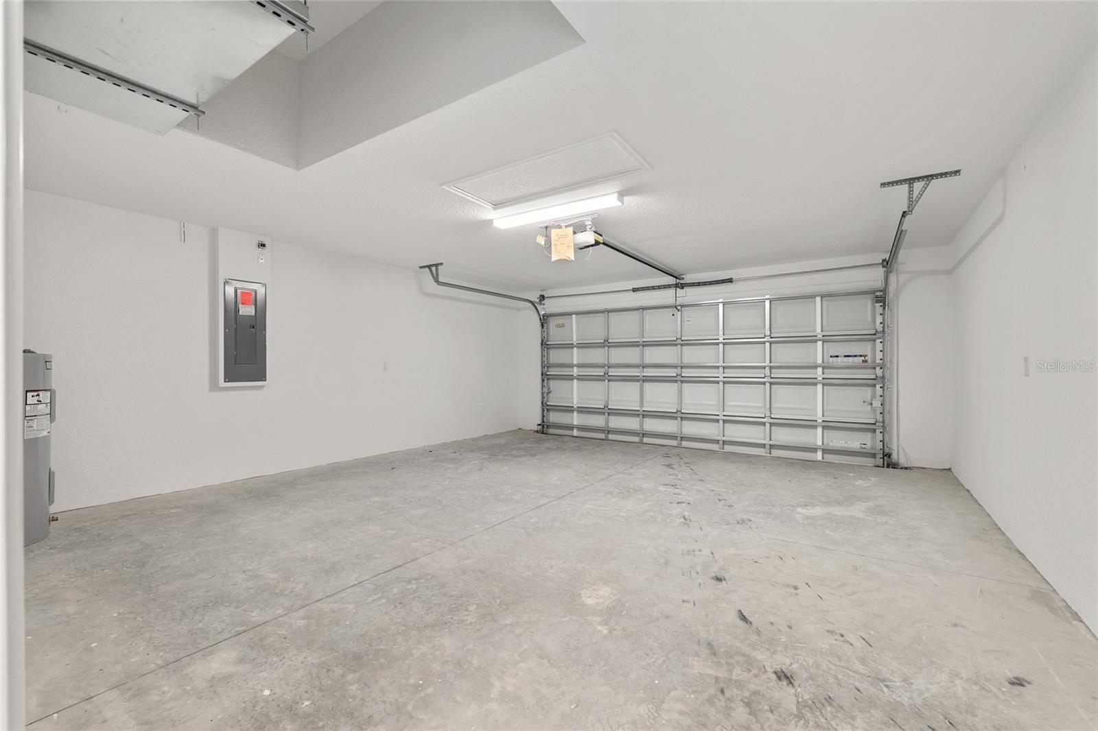 ROLLLING HILLS - Residential