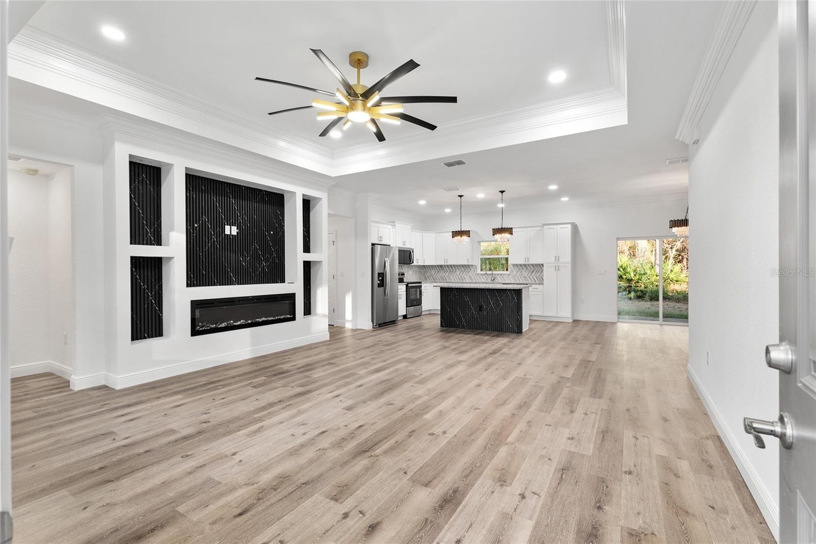 ROLLLING HILLS - Residential