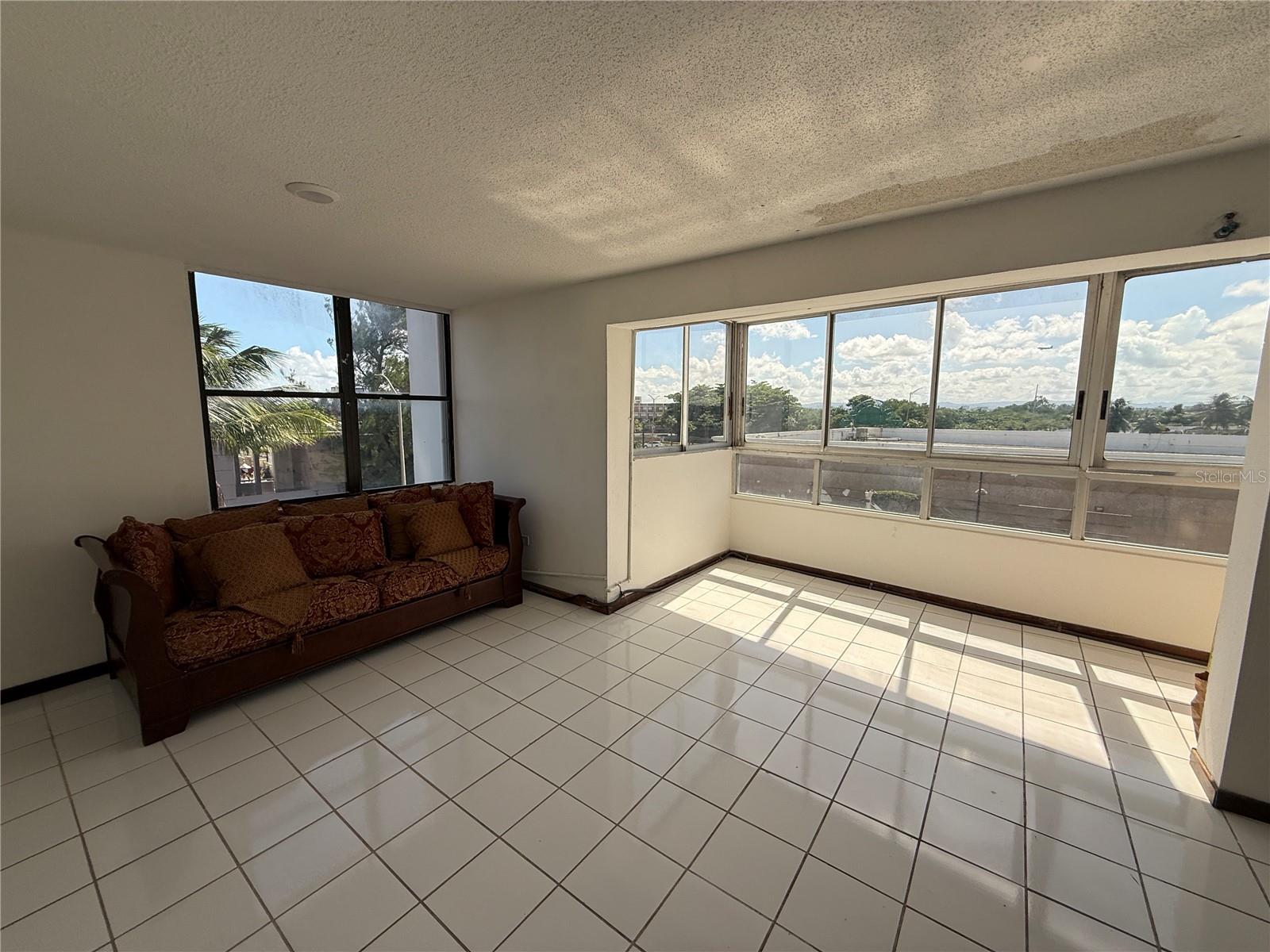 CONDOMINIUM WALDORF TOWER - Residential