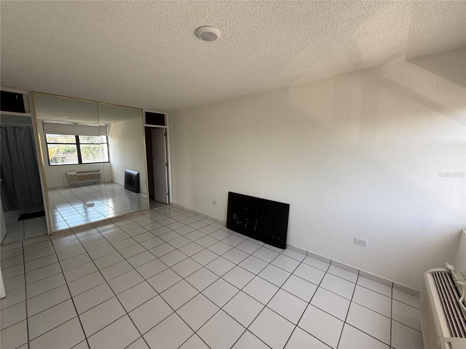 CONDOMINIUM WALDORF TOWER - Residential