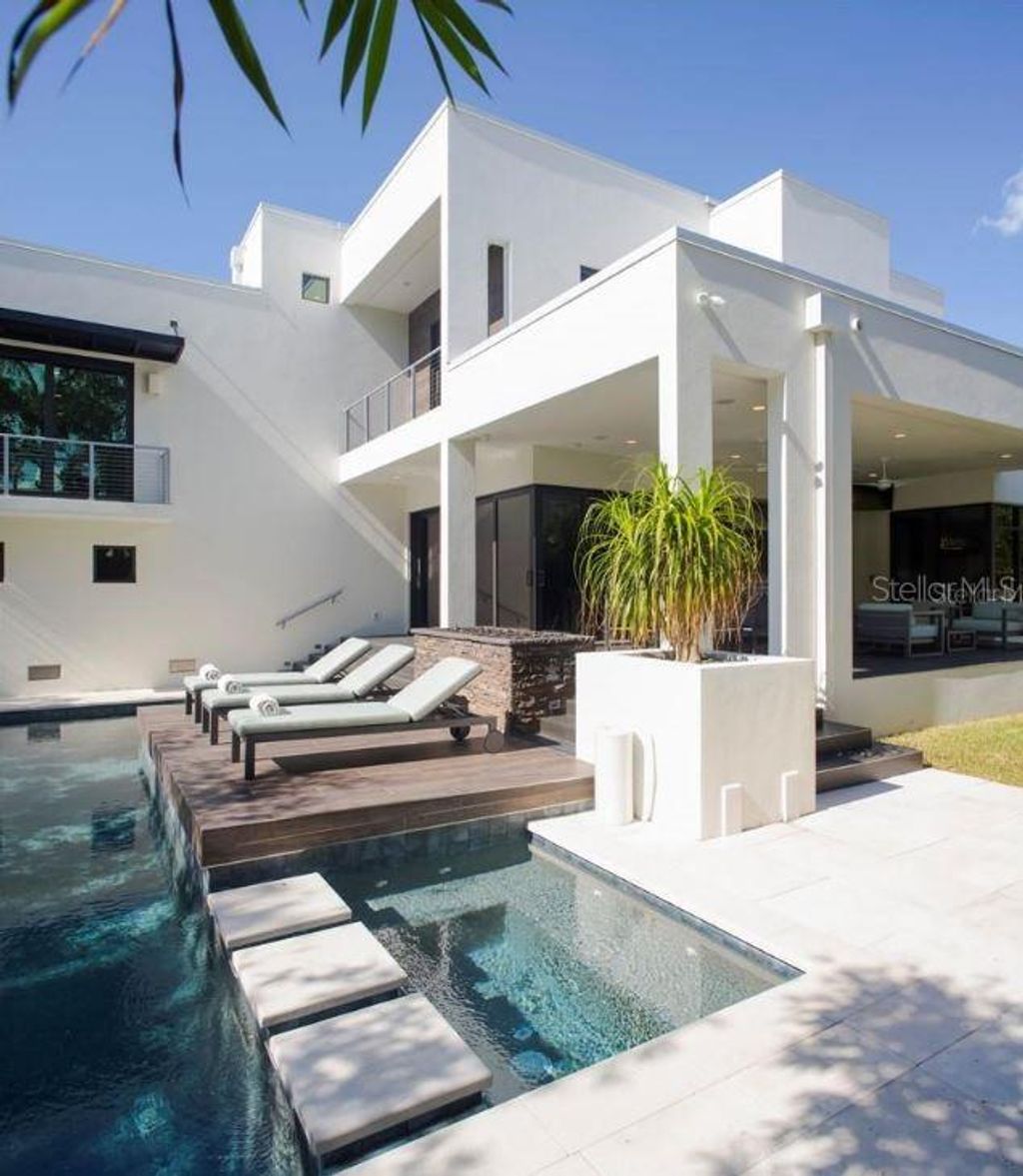 Photo of 356 Bayview Drive NE, St Petersburg, FL 33704 (MLS # TB8450369)