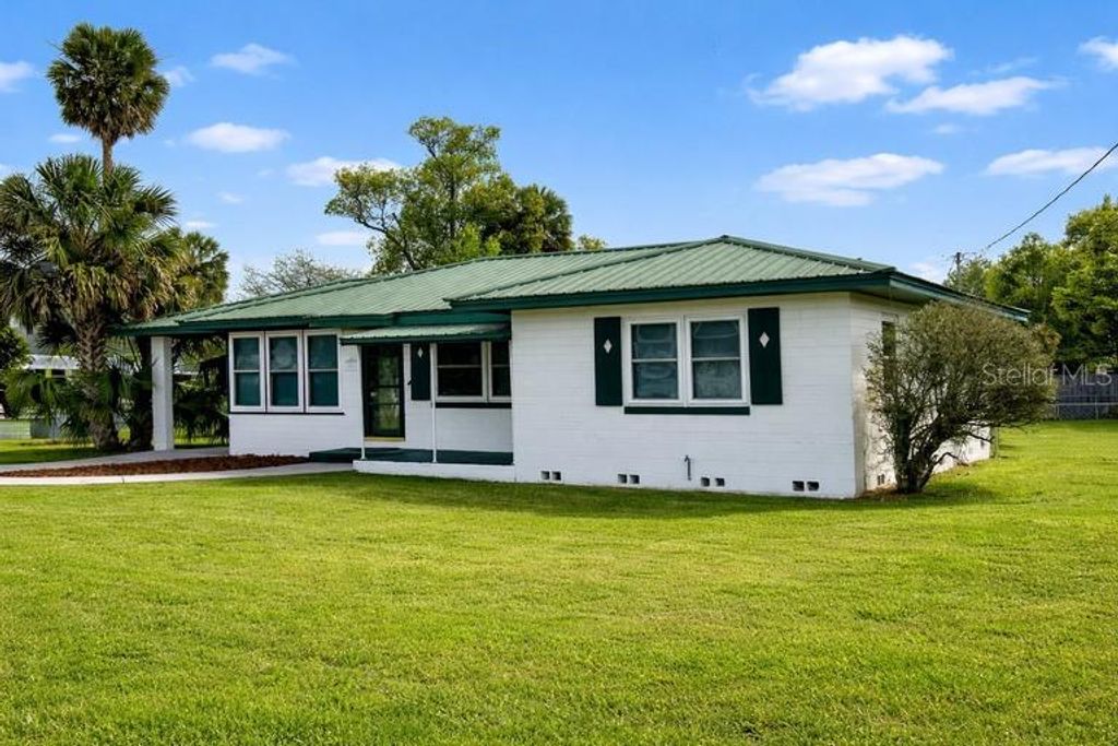 Photo of 121 Leon Avenue, Deland, FL 32720 (MLS # V4948018)