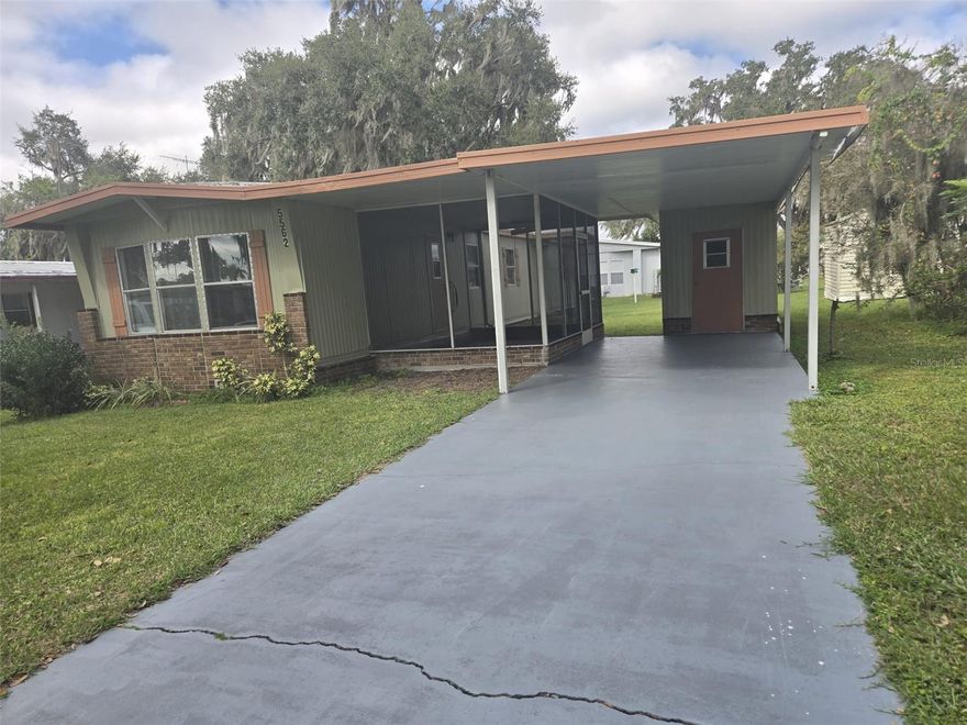 Mobile home in a super exclusive area around The Village community. It features two bedrooms, one and a half bathrooms (1 1/2 baths), a living room, a dining room, and a kitchen. A one-car garage with a screened-in balcony and a separate laundry room for easy living. Don't miss this great opportunity to acquire this unit, whether as a home or as an investment. Excellent community.