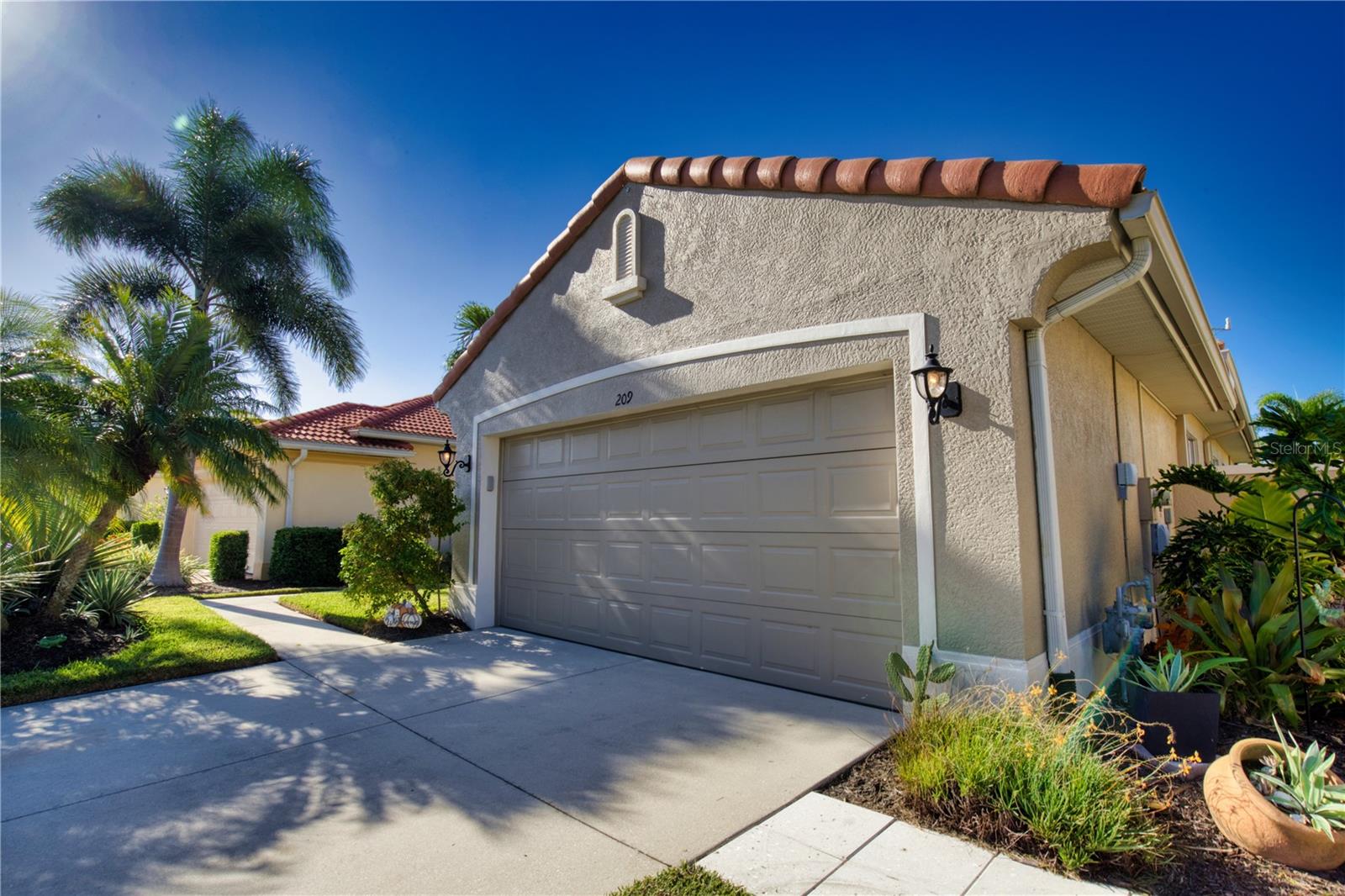 2025 AVAILABLE: AUG, SEP, DEC.
2026 AVAILABLE: JAN, FEB, MAR.
BOOK AT: $6800/PER MONTH (SEASON IS DEC-APRIL, 2 MONTHS MINIMUM)
BOOK AT: $4000/PER MONTH (OFF SEASON IS MAY-NOV, 2 MONTH MINIMUM)
*PRICES MAY VARY DEPENDING ON NUMBER OF NIGHTS BOOKED*
Seasonal Heated Pool Home with all the comforts and entertaining options - located in the Venetian Golf and River Club. This Beautiful Seasonal Home is located in the desirable Golf community with 5 Star Resort-style amenities including Community Pool, Lap Lane pool, Tennis Courts, Nature boardwalk trail, Fitness Center & Clubhouse with Dinning options. This nicely situated Two bedroom, Two Bath offers just under 1,500 square feet of living space with the kitchen nicely set for casual dining or sipping a cup of Joe. With an open living area that provides an extension of the living room that leads to the expansive screened in pool area you will enjoy the covered sitting area and the sundeck that leads to the heated pool. The Master bedroom offers a King, an ensuite with his and her closets, dual vanities and walk-in shower. The Guest bedroom offers a Queen and is nicely situated to the main bath for company and provides a tub shower combination. Extras include a Two car garage, full sized washer and dryer, with amenities that include the River Club clubhouse offering full restaurant, bar, fitness center, aerobic rooms, tennis courts, resort style pool and a Nature Park with boardwalk trails to the Myakka River.
~Association Application Required: Nonrefundable $225 for Association Application fee ($175 to the River Club and $50 Property Owner Association, Fee is Subject to Change).
~Included in rent: Water, Sewer, Garbage, Cable TV or Streaming Service, HOA Fees, Landscaping, Monthly Electric Cap ($150).
~Paid in full under 90 Days, $145 Booking Fee, $1500 Security Deposit, $300 Clean, plus 13% Tax.