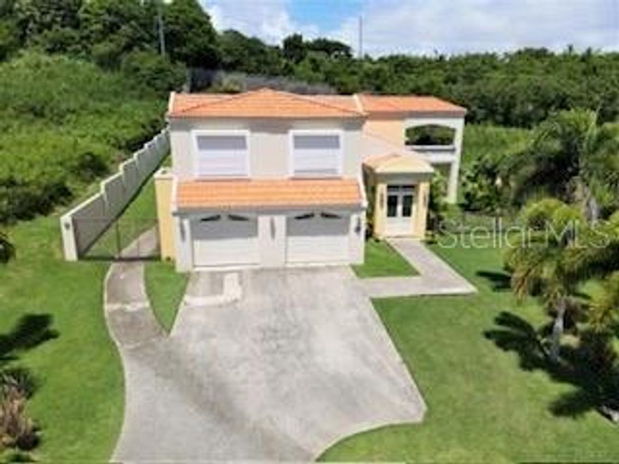 Stunning 4-Bedrooms Home with Spectacular Ocean Views. Discover this beautiful two-story home featuring breathtaking ocean views and luxurious amenities. This spacious residence offers 4 bedrooms, 3 bathrooms, a large living room, dining room, family room, and a fully equipped kitchen. Enjoy the outdoor paradise with a swimming pool, expansive terrace, exterior bathrooms, and a spacious patio perfect for entertaining or relaxing. The property also includes a generator, a double garage, and ample parking space. Don't miss this incredible opportunity to enjoy a dream home with panoramic ocean views! For more details or to schedule a showing, contact us today!