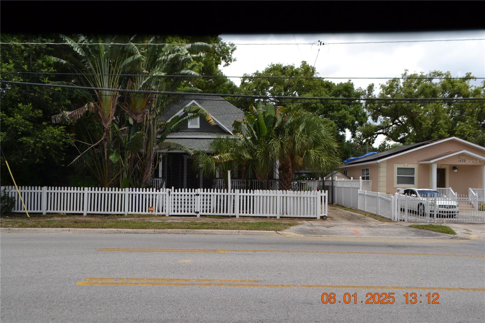 CHARMING 3 BEDROOM, 1 BATHROOM SINGLE FAMLIY HOME CLOSE TO DOWNTOWN TAMPA. EATING SPACE KITCHEN, LIVING ROOM DESIGNED TO ACCOMMODATE FORMAL DINING AREA, DEN WITH WOOD BURING FIREPLACE. FENCED YARD, LARGE PATIO WITH BUILT IN GRILL, HUGE FRONT PORCH NO PETS.