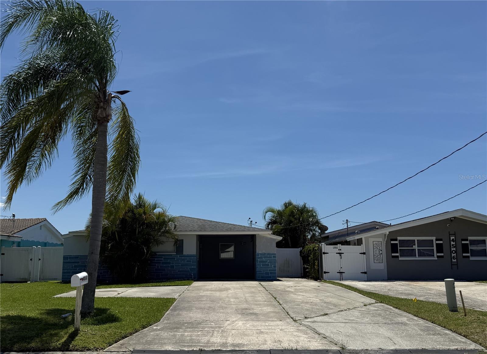 FLOR A MAR - Residential Lease