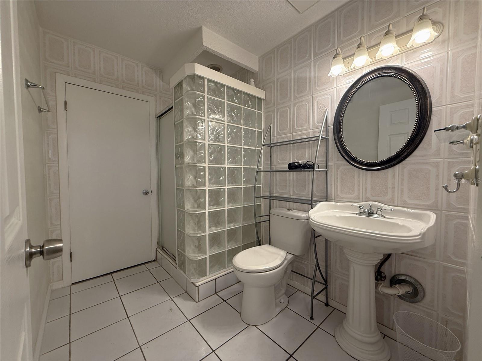 FLOR A MAR - Residential Lease