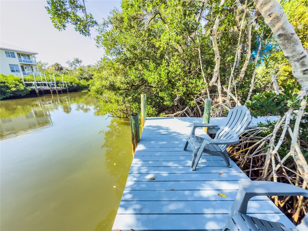 Photo of 356 Island Circle, Sarasota, FL 34242 (MLS # A4673517)