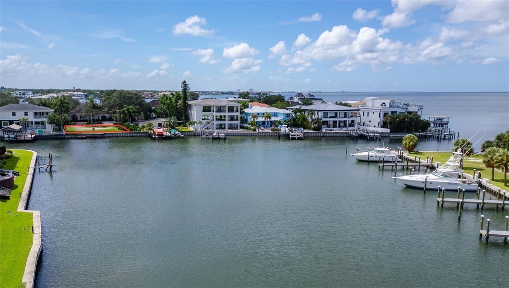 Photo of 52 Sandpiper Road, Tampa, FL 33609 (MLS # TB8464751)