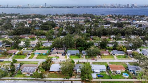 A home in SOUTH DAYTONA