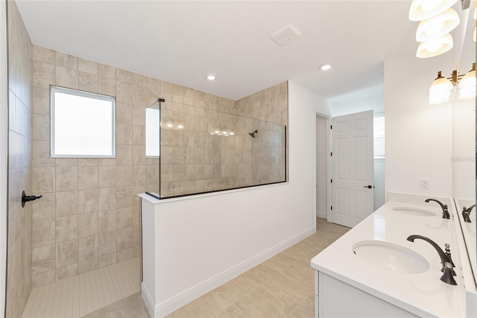 ON TOP OF THE WORLD - Residential