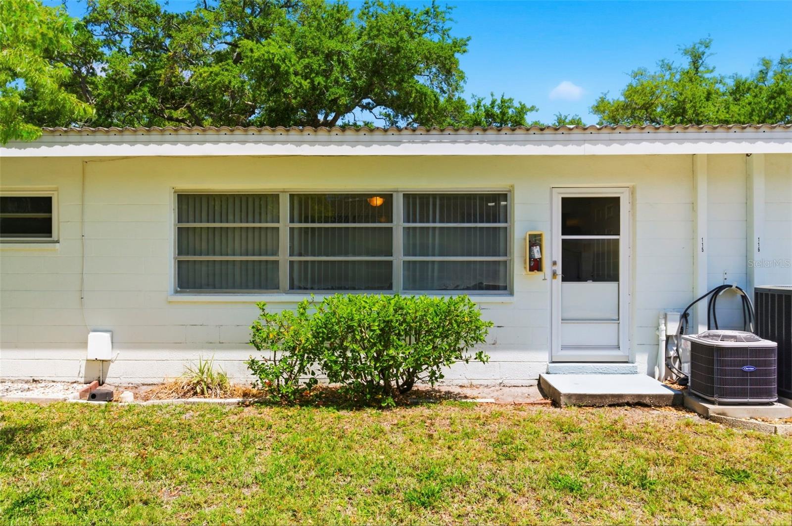 TWIN OAKS APTS - Residential