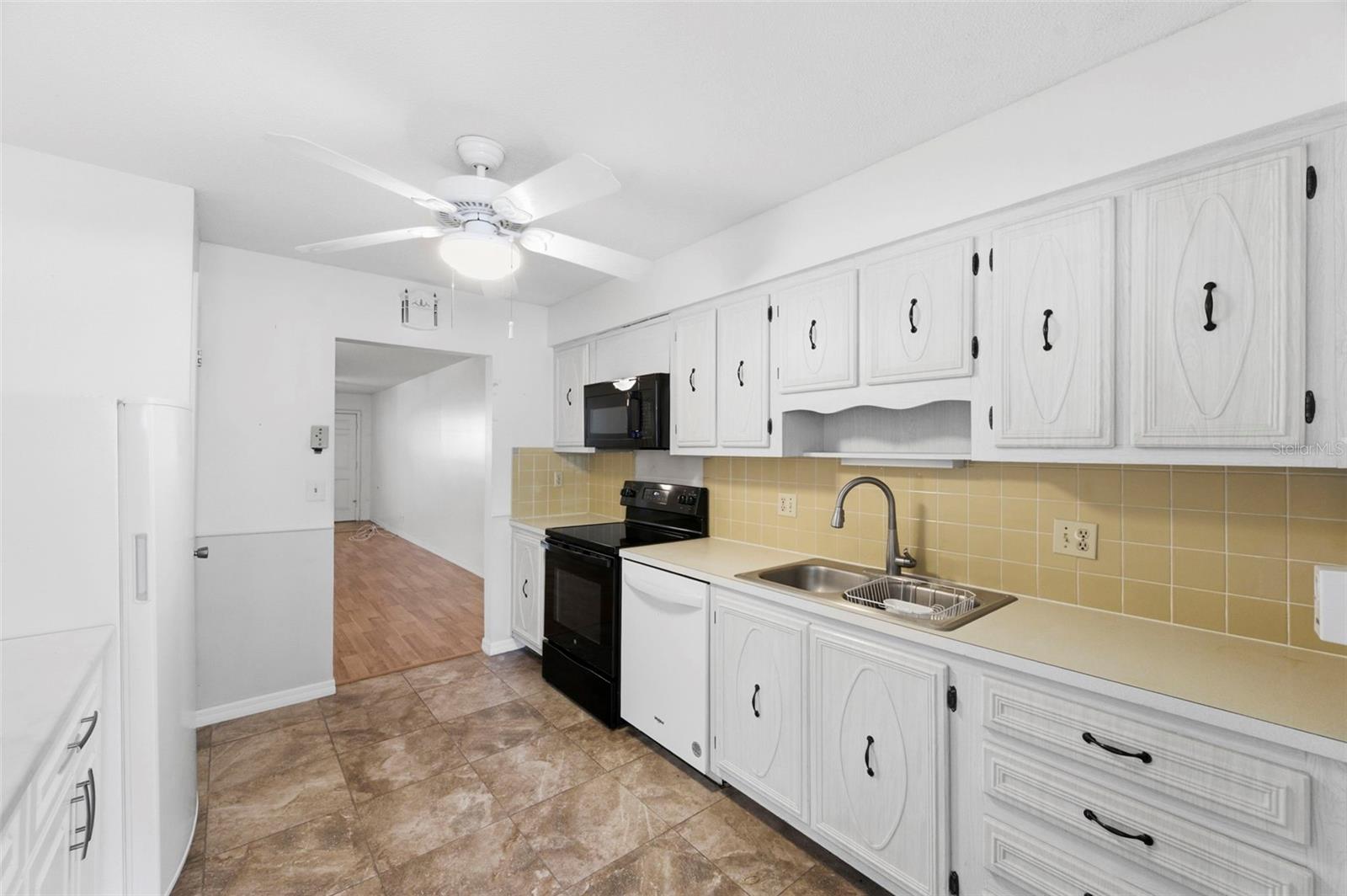 TWIN OAKS APTS - Residential