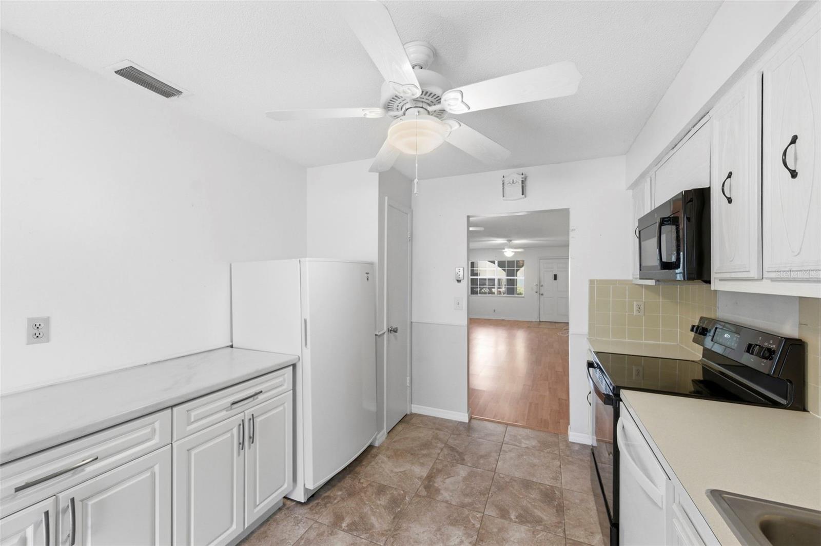 TWIN OAKS APTS - Residential